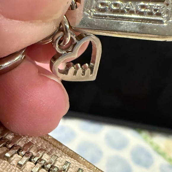 Coach 44874 Signature Poppy Heart Shimmer Khaki Gold Zip Wallet - Picture 6 of 8